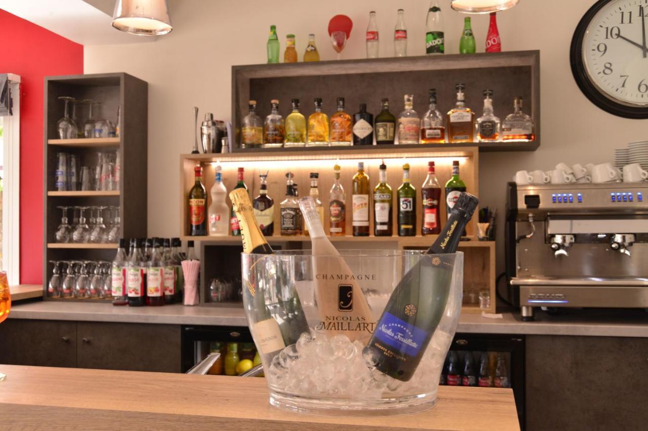 Logis Cris Hotel Et Restaurant, Lyon Sud-Est Corbas Екстериор снимка