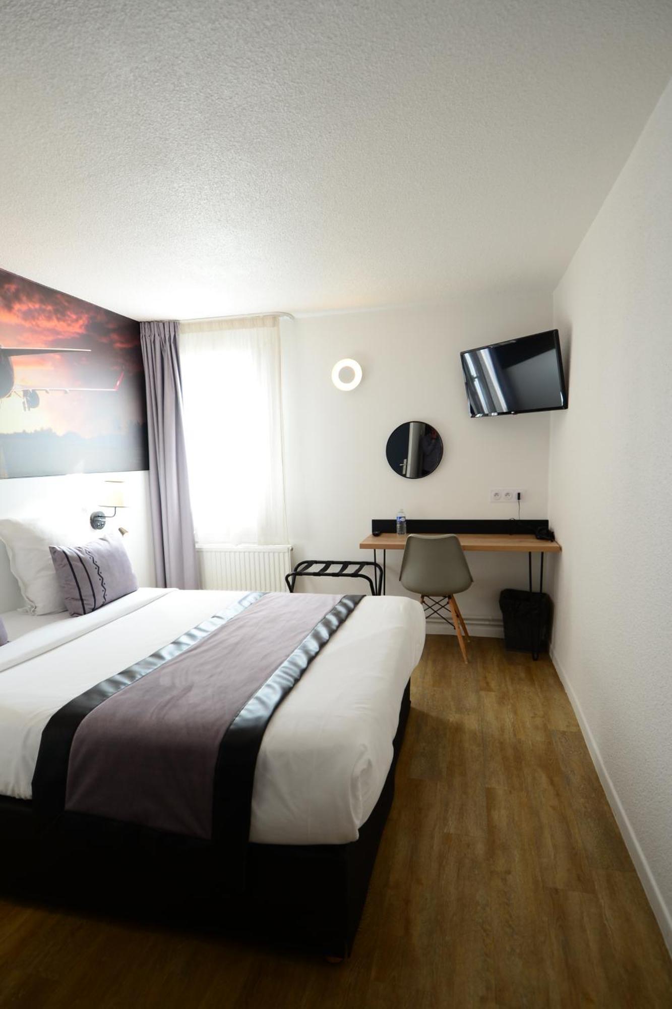 Logis Cris Hotel Et Restaurant, Lyon Sud-Est Corbas Екстериор снимка