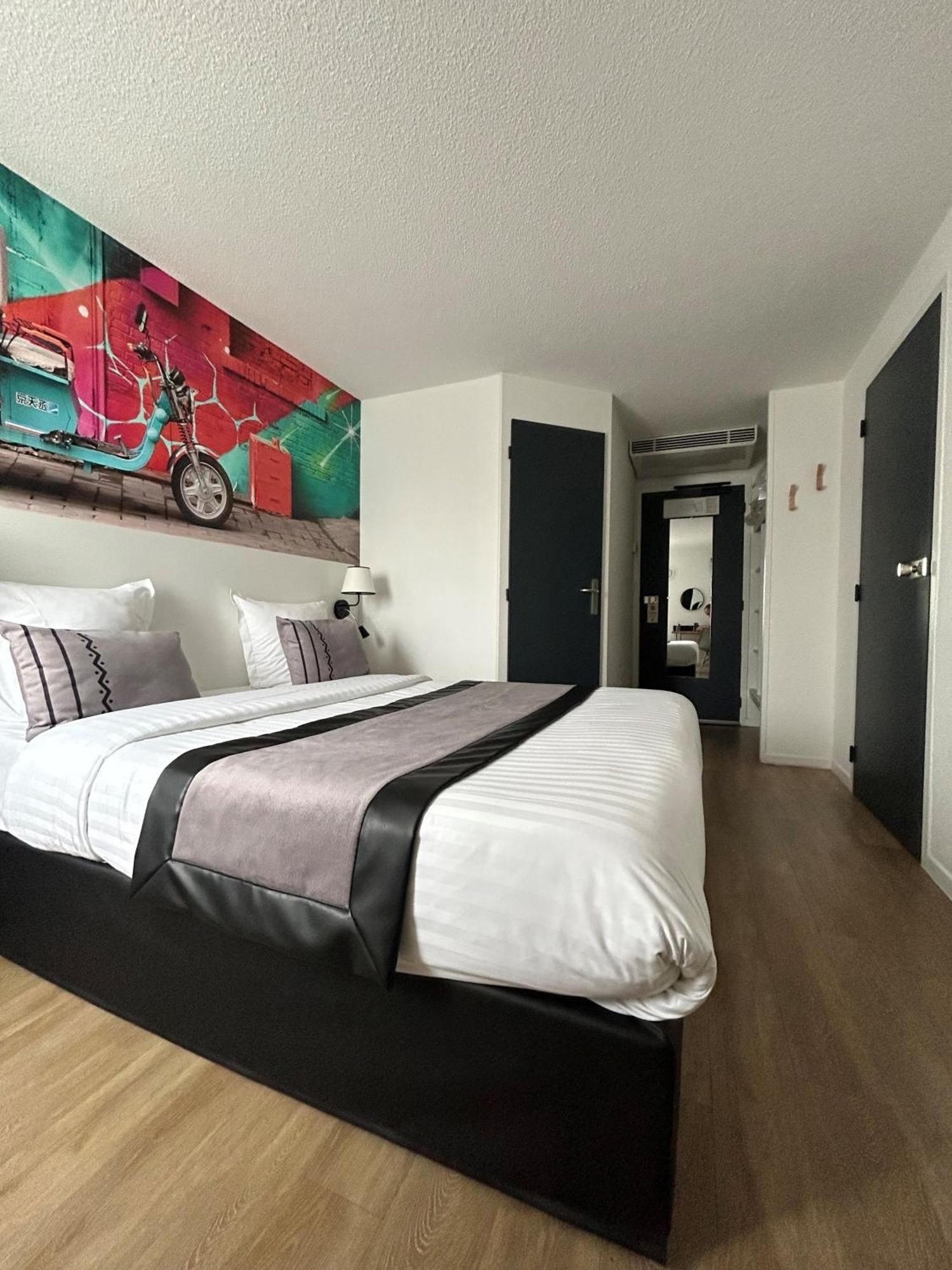 Logis Cris Hotel Et Restaurant, Lyon Sud-Est Corbas Екстериор снимка