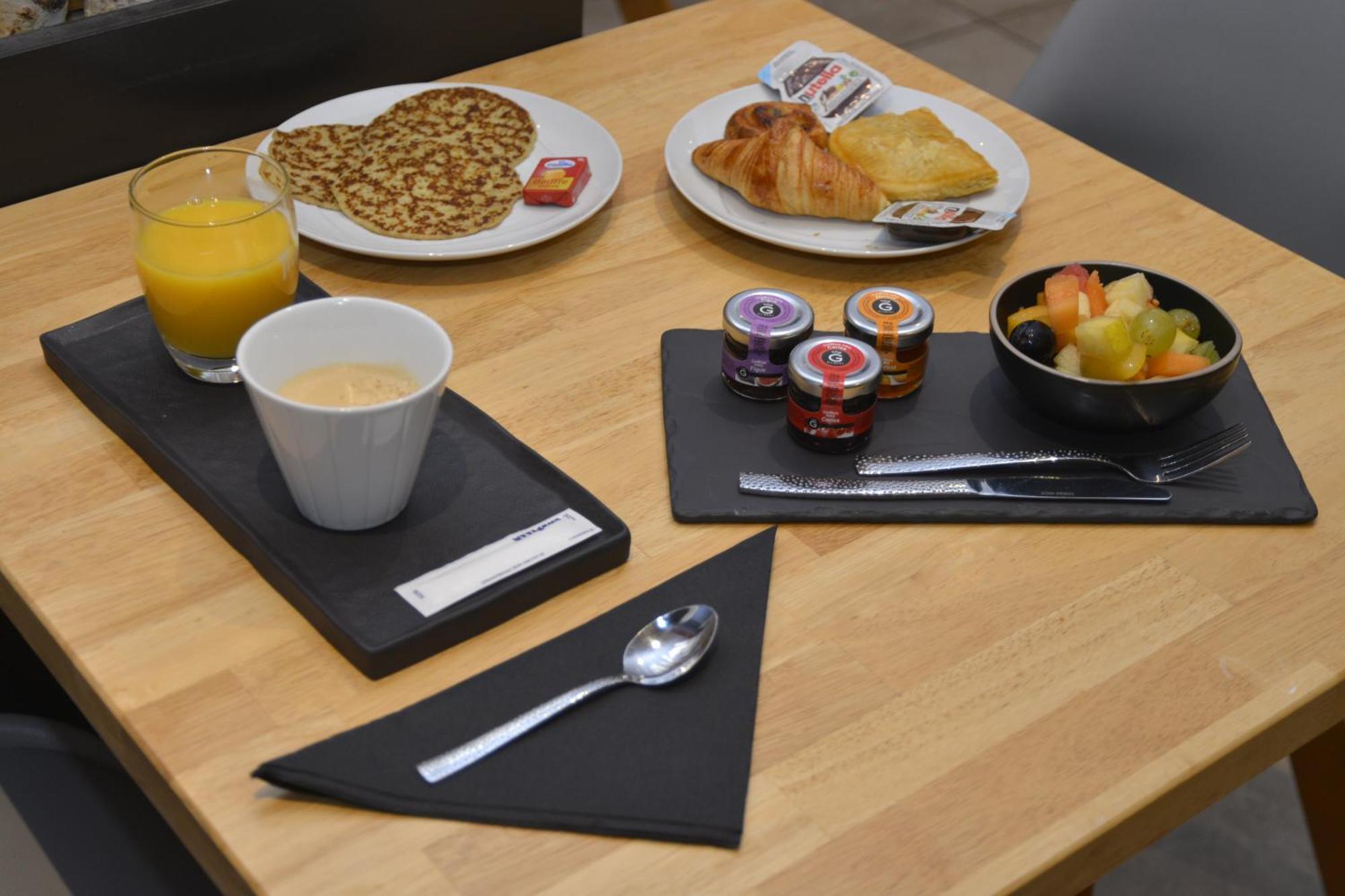 Logis Cris Hotel Et Restaurant, Lyon Sud-Est Corbas Екстериор снимка