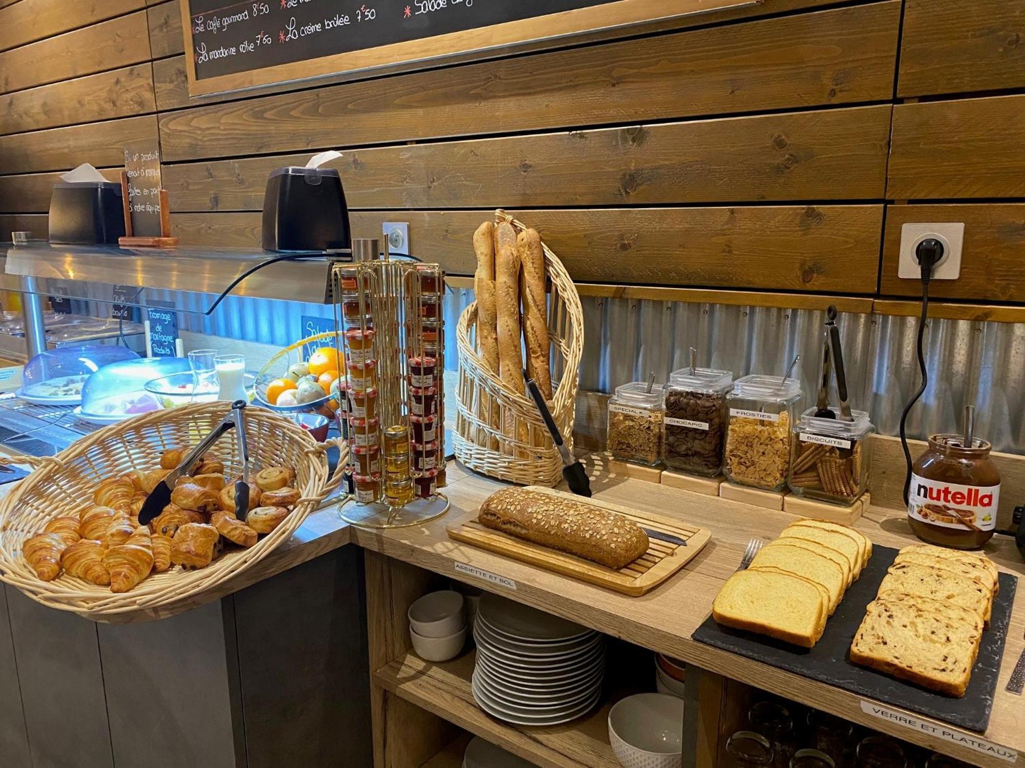 Logis Cris Hotel Et Restaurant, Lyon Sud-Est Corbas Екстериор снимка
