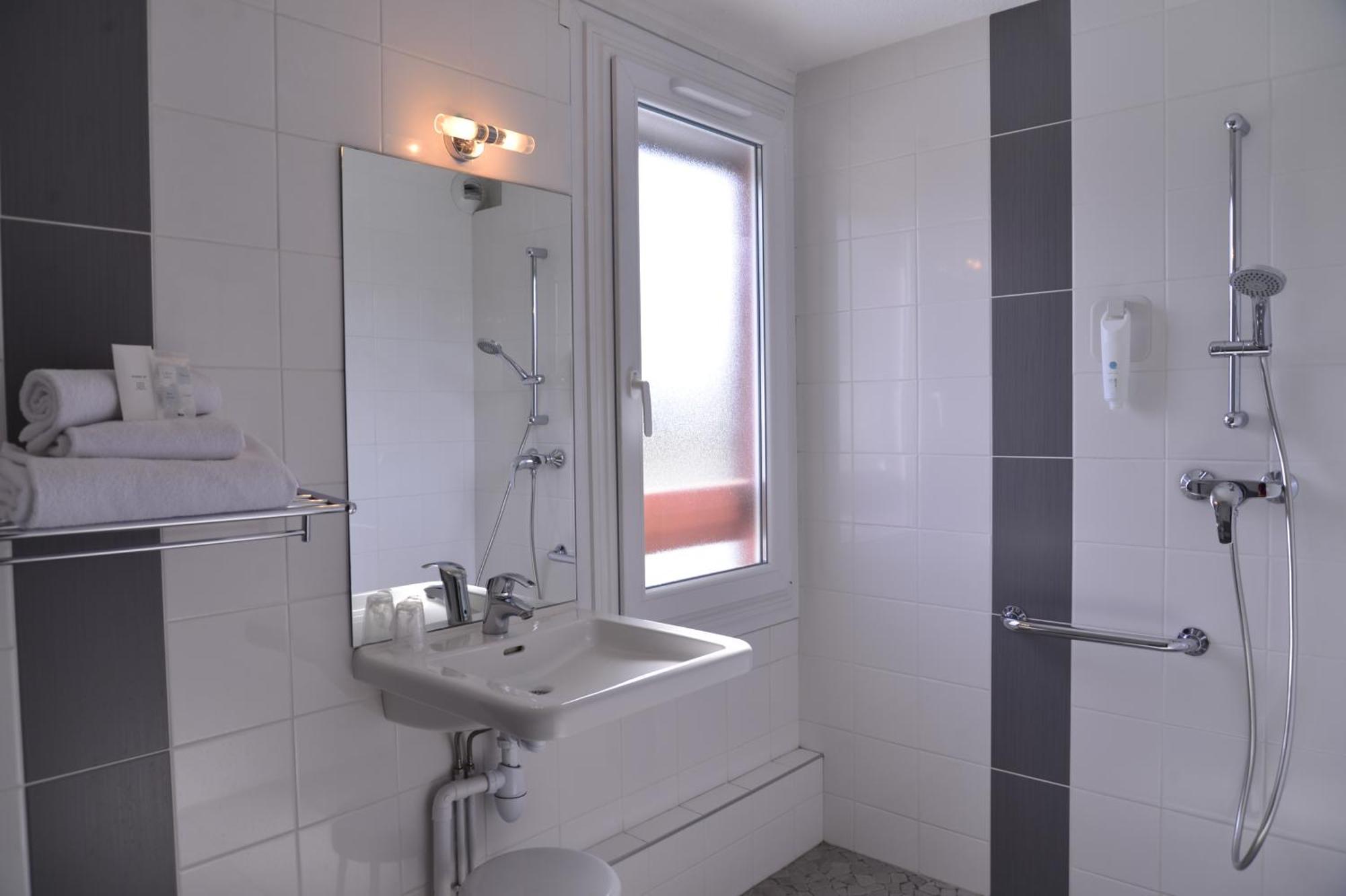 Logis Cris Hotel Et Restaurant, Lyon Sud-Est Corbas Екстериор снимка