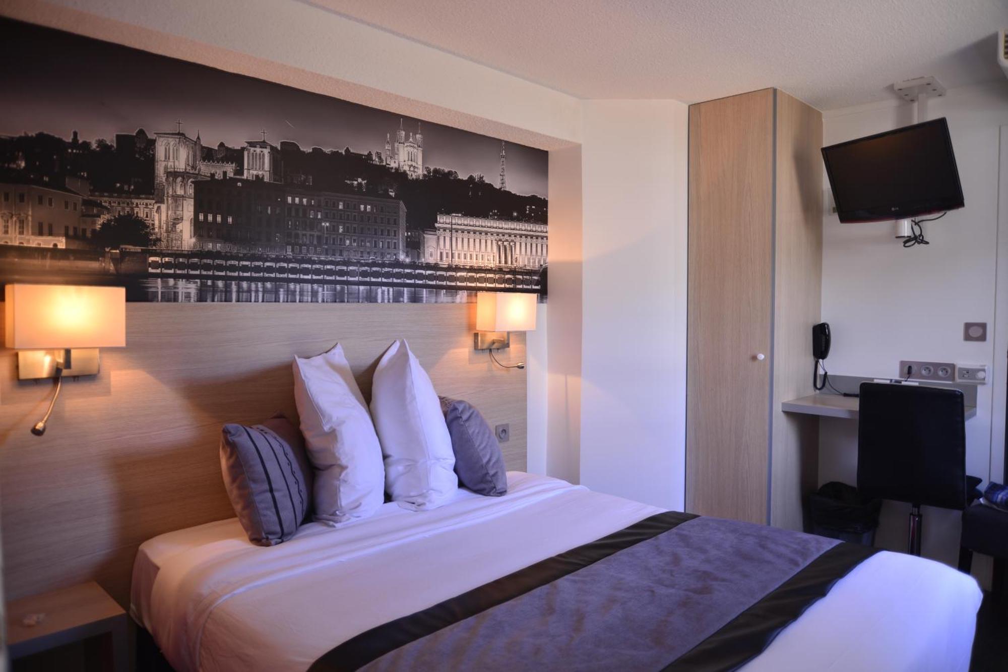 Logis Cris Hotel Et Restaurant, Lyon Sud-Est Corbas Екстериор снимка