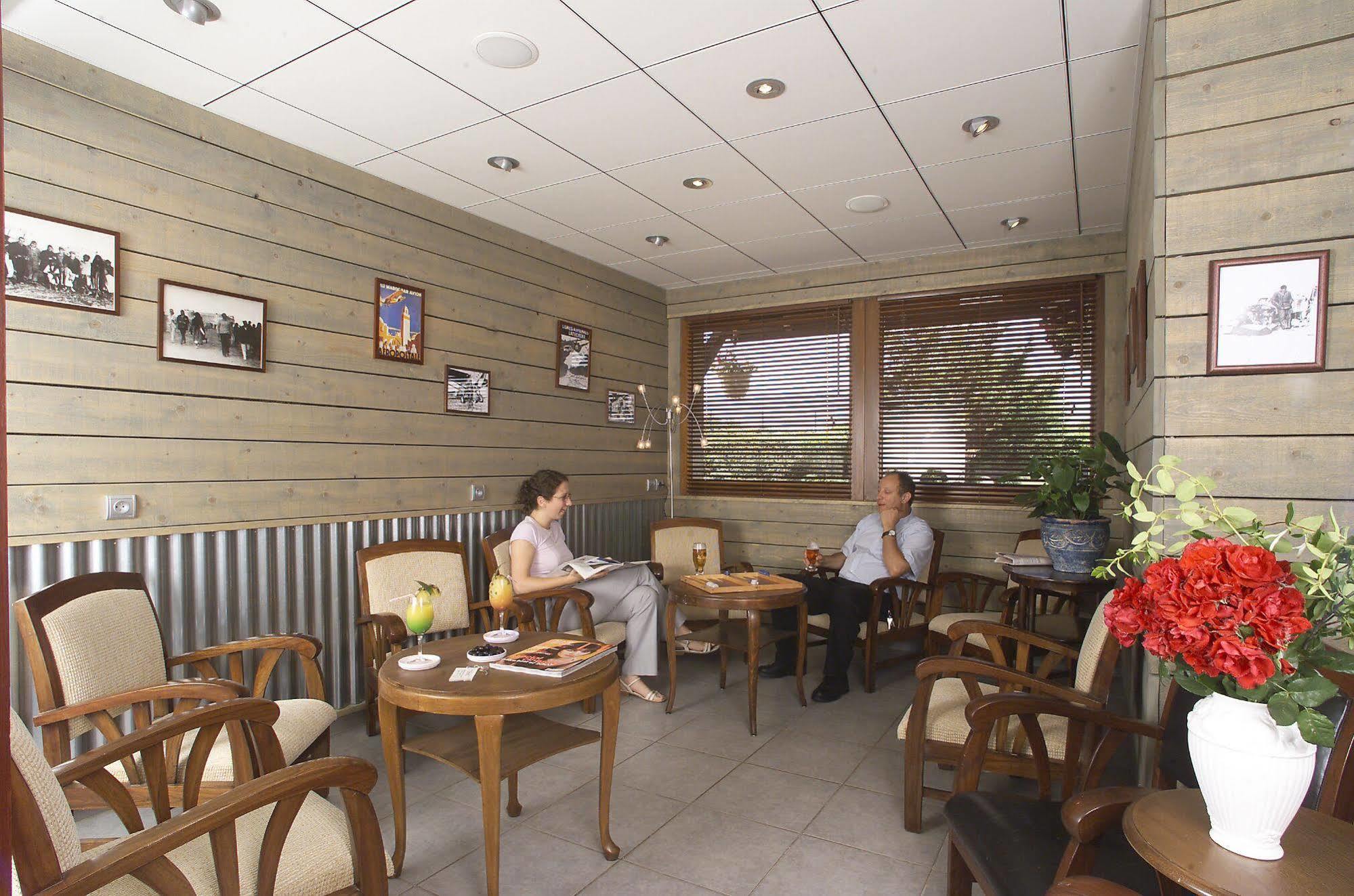 Logis Cris Hotel Et Restaurant, Lyon Sud-Est Corbas Екстериор снимка