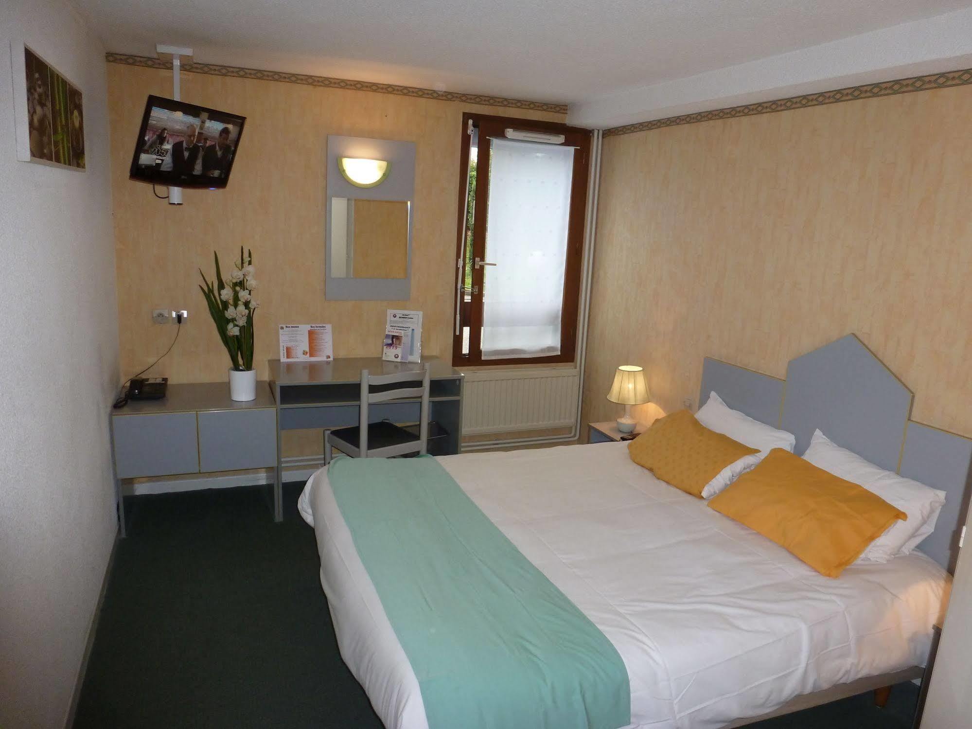 Logis Cris Hotel Et Restaurant, Lyon Sud-Est Corbas Екстериор снимка
