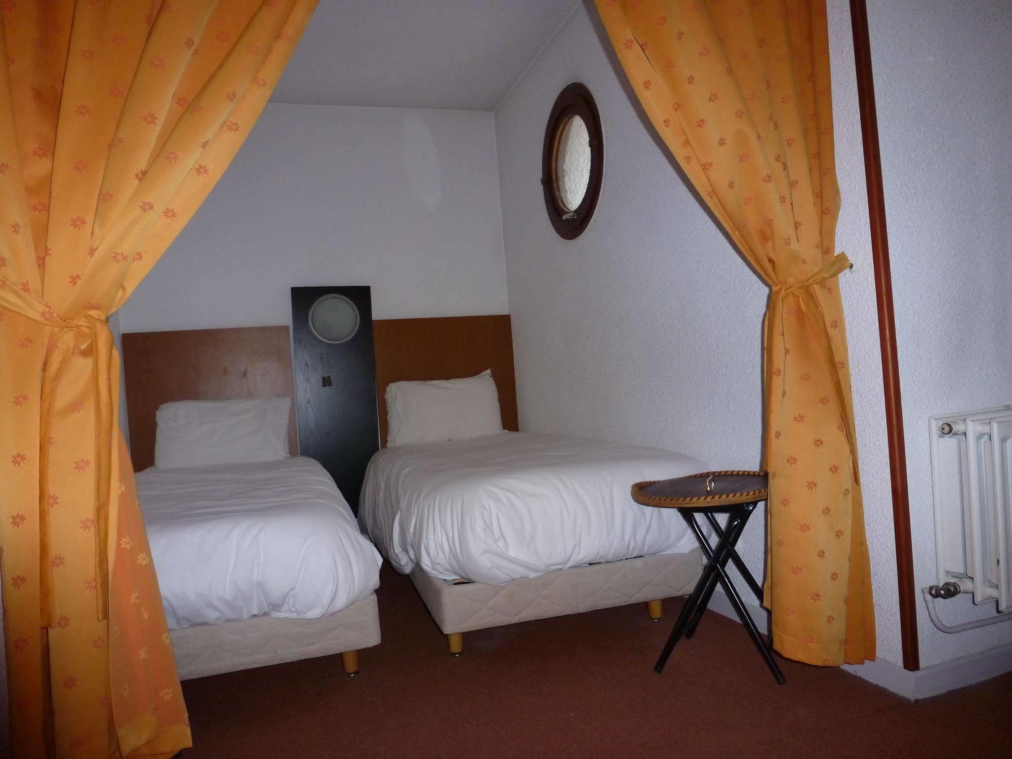Logis Cris Hotel Et Restaurant, Lyon Sud-Est Corbas Екстериор снимка