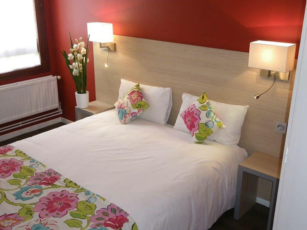 Logis Cris Hotel Et Restaurant, Lyon Sud-Est Corbas Екстериор снимка