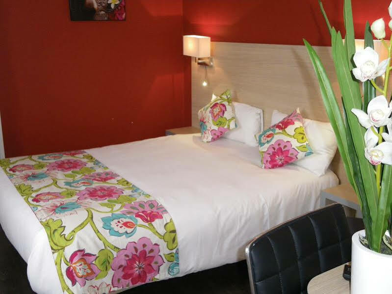 Logis Cris Hotel Et Restaurant, Lyon Sud-Est Corbas Екстериор снимка